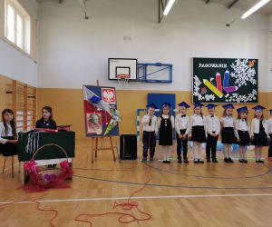 Uczniowie klasy pierwszej przedstawiają swoją część artystyczną