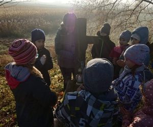 Uczniowie z wychowawczynią modlą się przy mogile