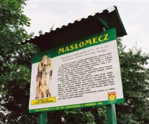 Zielona tablica informacyjna, w tle drzewa