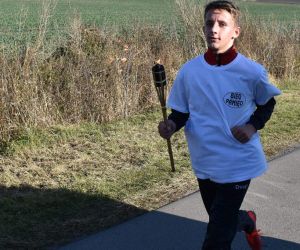 Droga. Jedna osoba biegnie z pochodnią