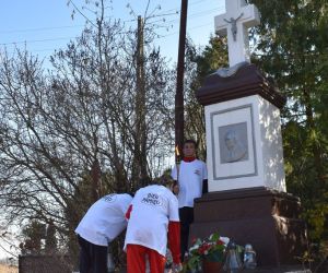 Trzy osoby przy pomniku