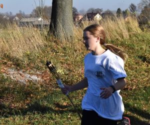 Droga. Jedna osoba biegnie z pochodnią