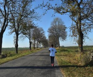 Droga. Jedna osoba biegnie z pochodnią