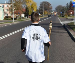 Droga. Jedna osoba biegnie z pochodnią