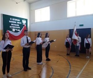 Uczniowie przedstawiają krótką lekcję historii o Odzyskaniu Niepodległości przez Polskę