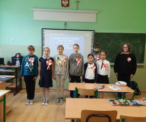 Uczniowie śpiewają hymn o godzinie 11.11