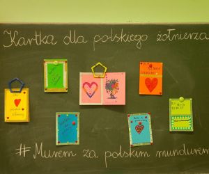 Wystawa kartek wykonanych przez uczniów klasy czwartej podczas akcji Murem za polskim mundurem