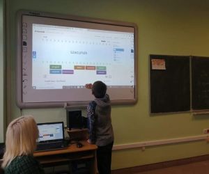 Uczeń gra w grę na temat życzliwości na platformie wordwall