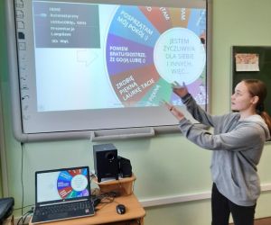 Uczennica gra w koło fortuny i losuje zdanie, jakie ma wykonać podczas dnia życzliwości.