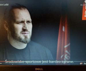 Uczniowie oglądają filmik przedstawiający sławnych sportowców, którzy wypowiadają się na temat życzliwości