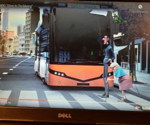 Uczniowie oglądają animowany filmik przedstawiający temat życzliwości