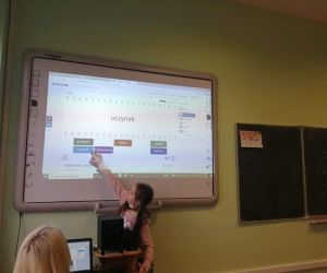 Uczennica za pomocą interaktywnego ćwiczenia dopasowuje słowa pasujące do życzliwości