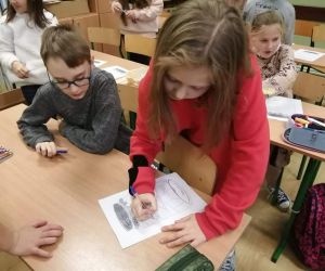 Uczniowie wykonują prace plastyczne wskazując pozytywne cechy kolegów i koleżanek