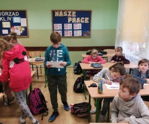 Uczniowie rozmawiają ze sobą na temat swoich cech charakteru