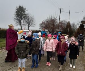 Królowa zapoznaje dzieci z misją, jaką mają spełnić, by uratować ją przed smokiem