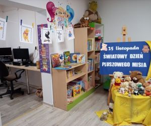 Zdjęcie przedstawia wnętrze biblioteki.