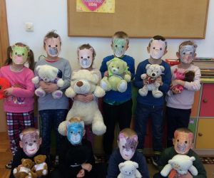 25 listopada 2021r.                                                                                       
Dzieci prezentują wykonane maski