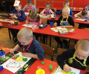 Dzieci malują farbami