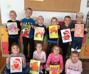 Dzieci prezentują malowanego misia