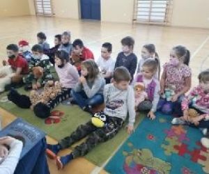 Uczniowie z dużym zainteresowaniem słuchają czytanych przez starsze koleżanki opowiadań, których bohaterami są misie