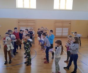 Uczniowie bawią się w budowanie pomników  