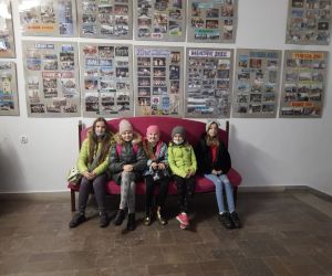 Dziewczynki siedzą na kanapie w kinie