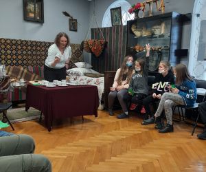 Uczniowie biorą udział we wróżbach z kubeczkami