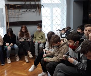 Uczniowie zapisują na kartkach liczby potrzebne do wróżb