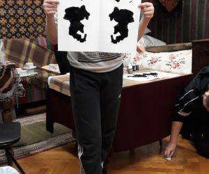 Uczeń prezentuje kleksy powstałe na kartce