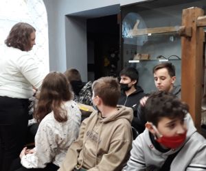 Uczniowie losują karteczki z imieniem swojej wybranki lub wybranka