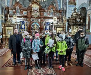 Uczniowie klasy 4 i 8 wraz z przewodnikiem w Cerkwi