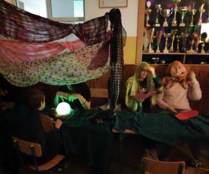 Uczennice wróżą z przygotowanego serca z imionami wybranki/wybranka