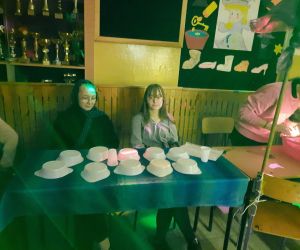 Uczennice wróżą przyszłość z kubeczków