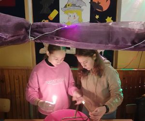 Uczennice przygotowują klucz i wosk do wróżb