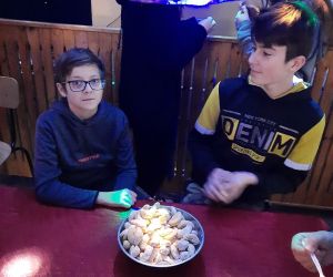 Dwaj uczniowie przewidują przyszłość z ciasteczek z wróżbą