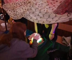 Uczennica wróży z magicznej kuli