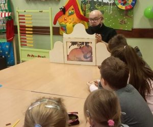 Uczniowie z zaciekawieniem oglądają teatrzyk kamishibai