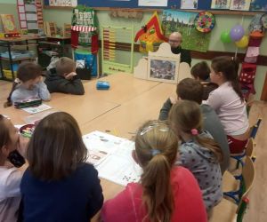 Uczniowie zadają pytania prowadzącemu teatrzyk