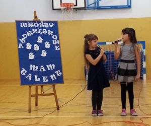 Siostry Emilia i Dorotka  śpiewają piosenkę