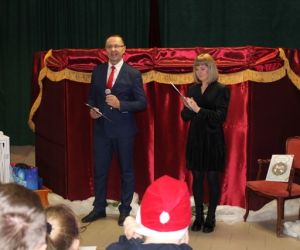 Osoby przemawiają na środku sceny.