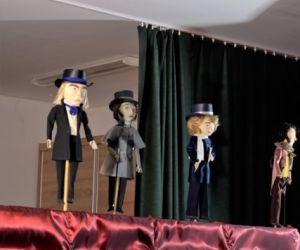 Kukiełki w przedstawieniu teatrzyku kukiełkowym.