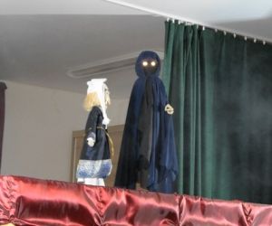 Kukiełki w przedstawieniu teatrzyku kukiełkowym.