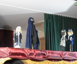 Kukiełki w przedstawieniu teatrzyku kukiełkowym.