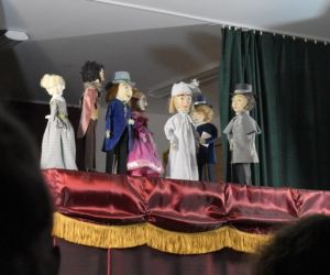 Kukiełki w przedstawieniu teatrzyku kukiełkowym.