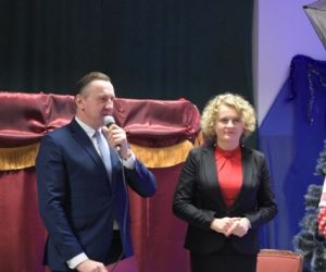 Osoby przemawiają na środku sceny.