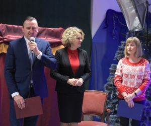 Osoby przemawiają na środku sceny.