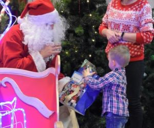 Dziecko z Mikołajem.