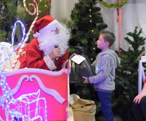 Dziecko z Mikołajem.