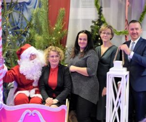 Grupa osób z Mikołajem.