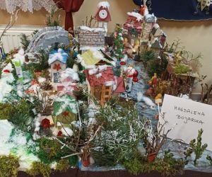 Makieta wioski bożonarodzeniowej.